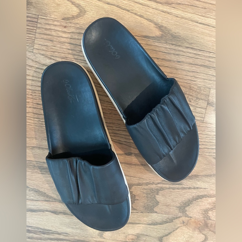 Black leather Olukai sandals-size 9.5